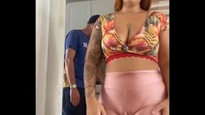 Casada se Exibindo com o Marido perto