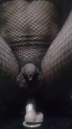 Femboy en pantimedias, cabalgando
