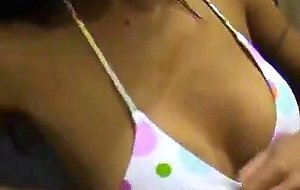 Schlampe lutscht und fickt in der Umkleidekabine des Einkaufszentrums - Camsfree.us