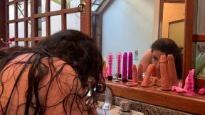 novinha sapeca escovando os dentes com o plug enfiado no cuzinho