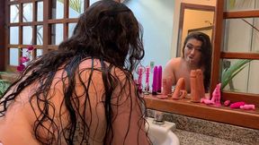 novinha sapeca escovando os dentes com o plug enfiado no cuzinho