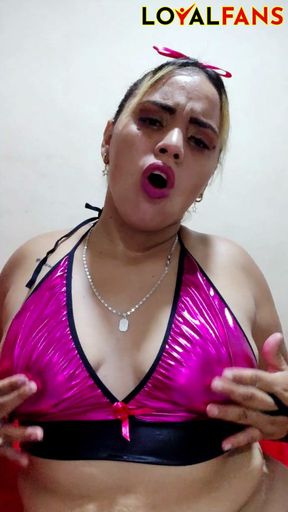 A curvy Latina masturbating with a dildo - Una latina con grandes curvas masturbandose con un dildo