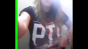 Siriricando a buceta rosada no banheiro