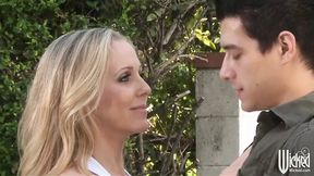 Wicked MILF rides delivery boy's cock in her bikini