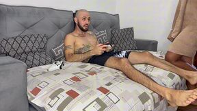 perdi aposta no videogame e o vizinho fodeu meu cuzinho e minha bucetinha