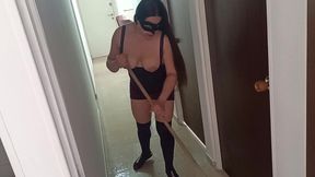 mi empleada sabe que me encantan su culo y sus tetas le doy algo de dinero por chuparme la verga mientras hace los quehaceres del hogar!!