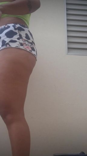 Exhibitionist Wife: Nicoly Washes the Yard to Make the Neighbors Hard!