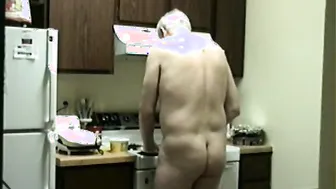 Mature daddy shows off his big ass while making toast naked