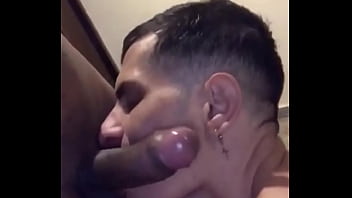 Putaria gostosa com meus dois amigos neg&otilde_es dotados do bairro