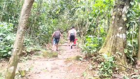 heteros fazem trilha no mato e encontram indio pelado pauzudo e acabam fazendo suruba na praia