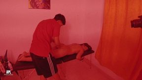 le doy un buen masaje erotico a desconocida y termina dando sentones en mi polla y follando su cono. historia completa