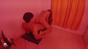 le doy un buen masaje erotico a desconocida y termina dando sentones en mi polla y follando su cono. historia completa