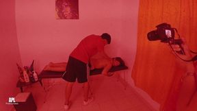 le doy un buen masaje erotico a desconocida y termina dando sentones en mi polla y follando su cono. historia completa