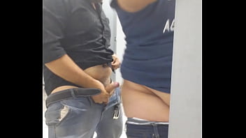 Gorditos cogiendo en ba&ntilde_o publico sexo gay cruising