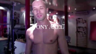 거대한 자지를 가진 아마추어 난교: Malik Tn과 Tony Axel이 난잡한 집단 성행위에서 엉덩이를 사정없이 두들겨 패는 장면