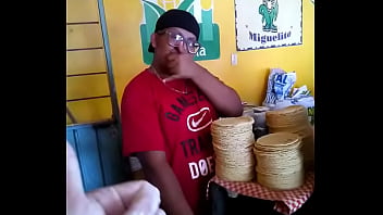 Alan cogiendo tortillas
