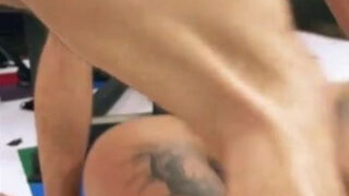 Corrida, facial, sexo grupal: chica tatuada recibe sexo anal duro