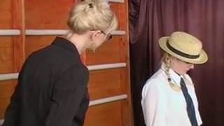 Skolflicka Cosplayer Blir Smisk Av Lärare För Att Hon Onanerar i Skolan