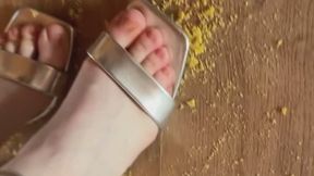 Ecrasement de chips avec des talons