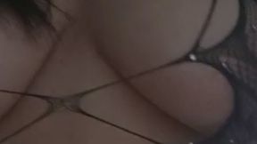 Sola en casa, mojada y caliente