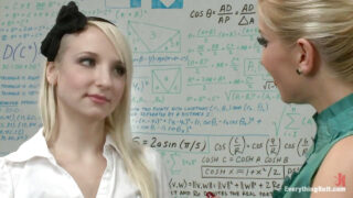 Scopata, leccata di culo – le bionde lesbiche universitarie Ashley Fires e Ashley Jane si masturbano con un vibratore dildo