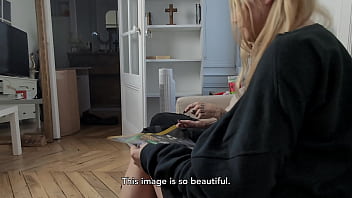 Premier date avec une jolie fille trans fran&ccedil_aise, elle me suce et avale dans la cuisine.