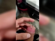 Vergón se mete al baño a sacarse la leche mientras afuera hay visitas