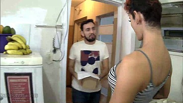ENTREGADOR ou MAMADOR? sabrina prezotte colocando o entregador para mamar em seu grande pau e enchendo sua boca de leite...