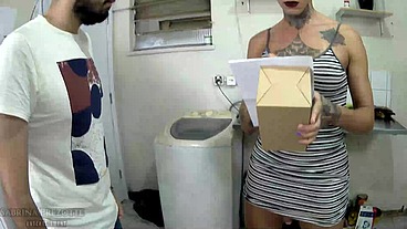ENTREGADOR ou MAMADOR? sabrina prezotte colocando o entregador para mamar em seu grande pau e enchendo sua boca de leite...