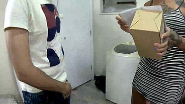 ENTREGADOR ou MAMADOR? sabrina prezotte colocando o entregador para mamar em seu grande pau e enchendo sua boca de leite...