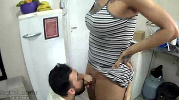 ENTREGADOR ou MAMADOR? sabrina prezotte colocando o entregador para mamar em seu grande pau e enchendo sua boca de leite...