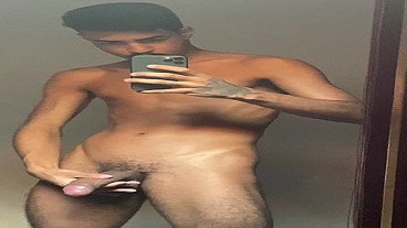 pauzudo em frente ao espelho balançando o pau