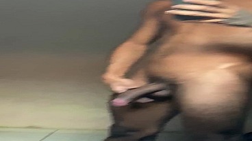 pauzudo em frente ao espelho balançando o pau