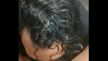 Trans faz sexo oral em namorado porteiro