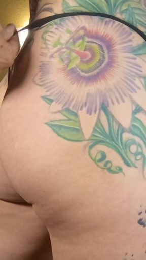 Iconic moment from &quot;A little striptease set to model my new black lingerie, with orgasm and squirts included&quot;