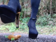 女装ヒールでぬいぐるみを踏み潰す クラッシュフェチ 脚フェチ crush fetish crossdresser trampling heels