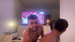 Meu vizinho viu eu batendo uma pela janela e tocou o interfone para mamar