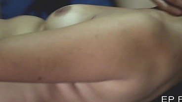 A CASADINHA MASCARADA E O NOVINHO DOTADO FUDENDO E GOZANDO NA SUA BOCA