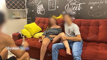 Esposa gostosa recebendo o namoradinho em casa pro corno assistir ela fodendo muito no pelo