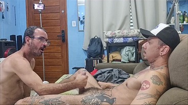 Meu vizinho esperou a esposa sair e me colocou para mamar. que delicia. parte 3