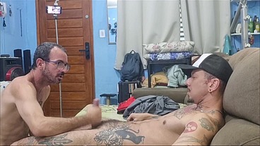 Meu vizinho esperou a esposa sair e me colocou para mamar. que delicia. parte 3