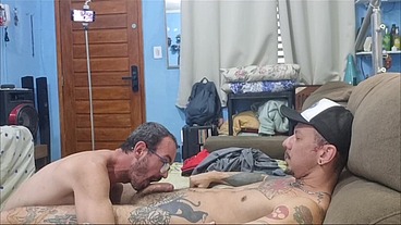 Meu vizinho esperou a esposa sair e me colocou para mamar. que delicia. parte 3