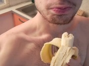 Mangio una banana in modo sexy in cucina