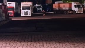 caminhoneiro fodeu o cuzinho da minha esposa no caminhao enquanto eu esperava