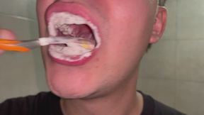 How do I clean my mouth in close-up to get rid of my bad breath