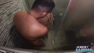 Cette salope prend une bonne branlée anale comme une pro