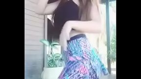 Novinha rebolando gostoso de Saia
