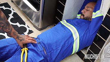 O Cara da Manutenção me fodeu - Gas plumber fucked me