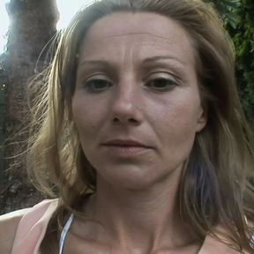 Notgeile Milf laesst sich im Freien vom gaertner ficken saugt Ihn leer