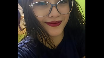 Esposa compartida besando a otro